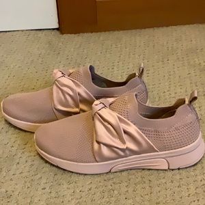 NWOT Sketchers with cute bow
